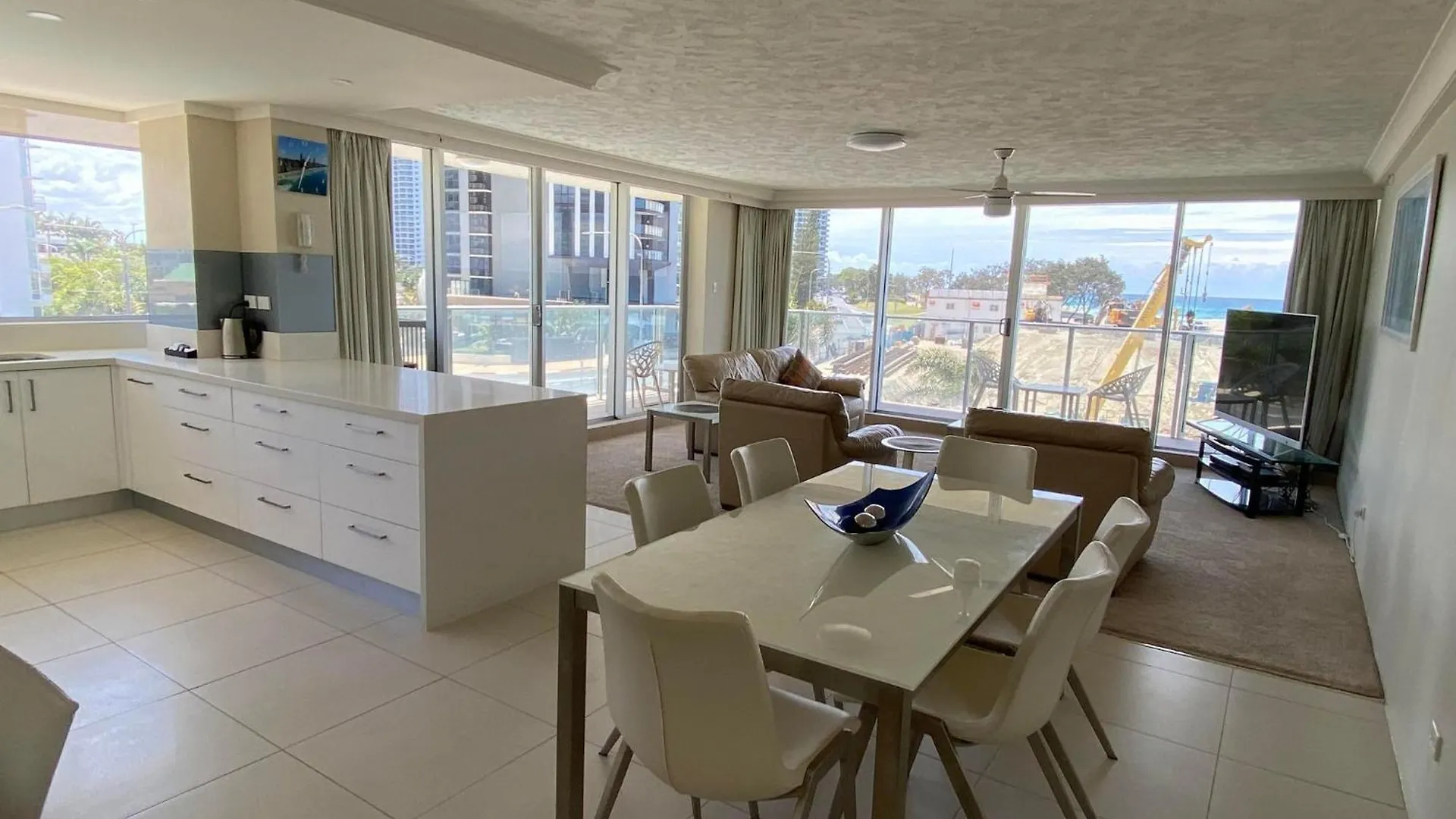 Hi Surf Beachfront Resort Apartments Gold Coast 4*,