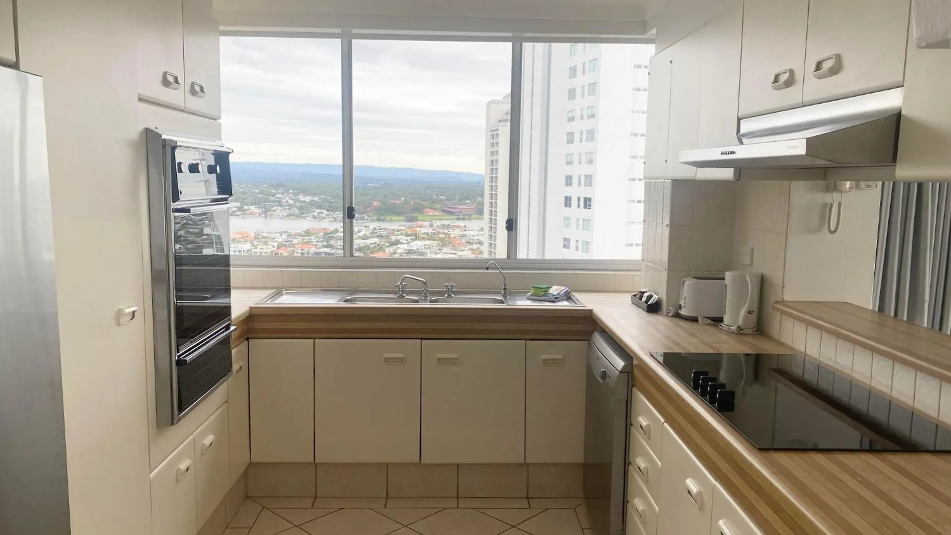**** Aparthotel Hi Surf Beachfront Resort Apartments Gold Coast Australia