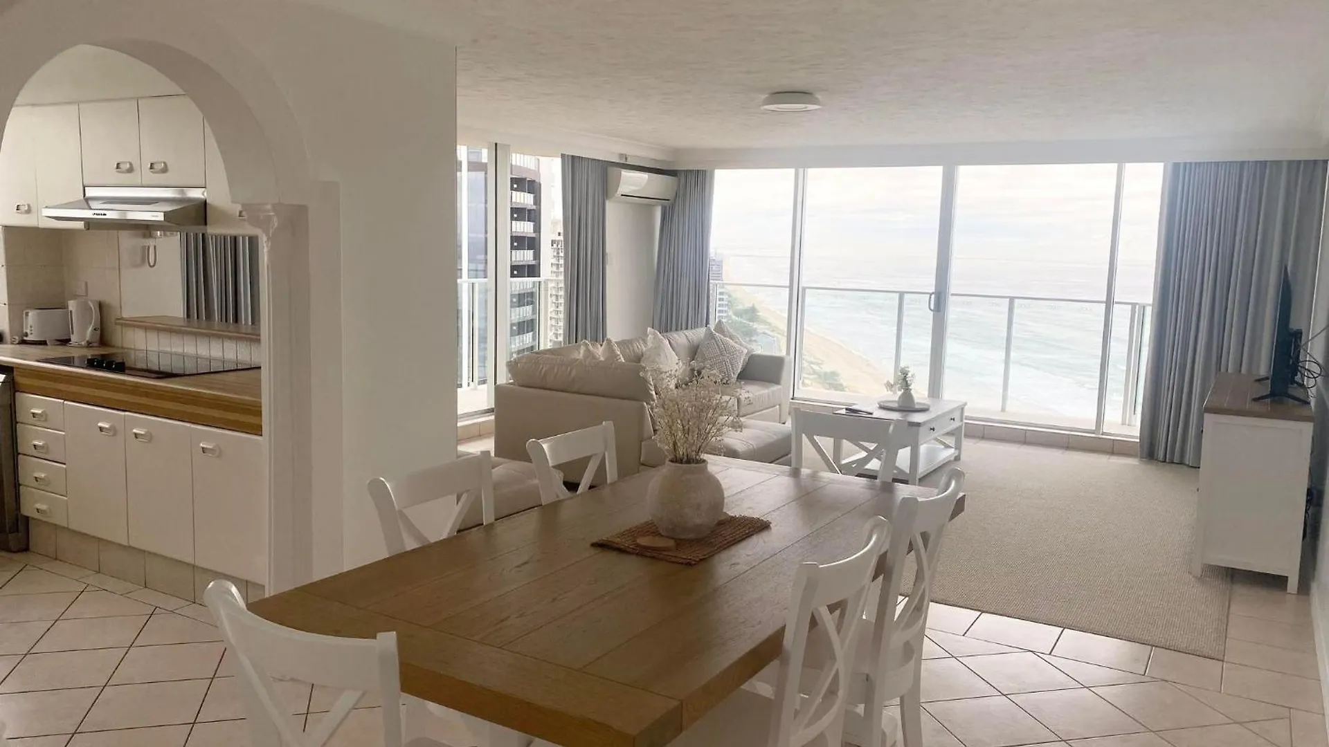 Hi Surf Beachfront Resort Apartments Gold Coast 4*,  Australia